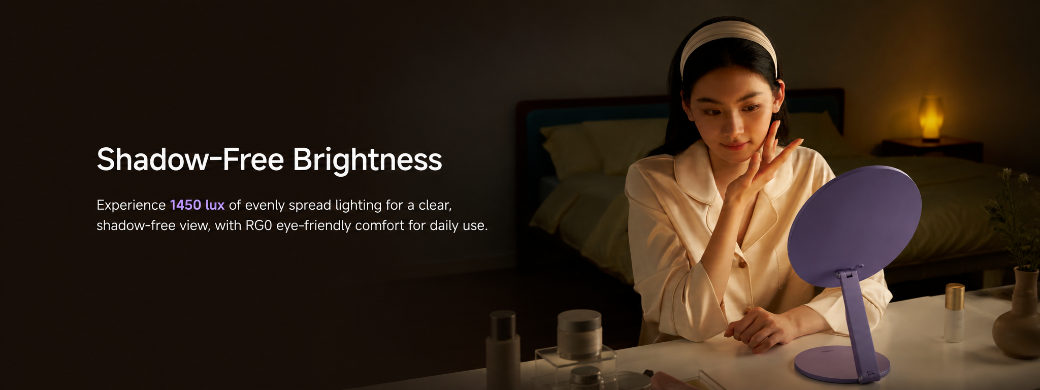Glowy Mirror providing 1450 lux of evenly distributed shadow-free light